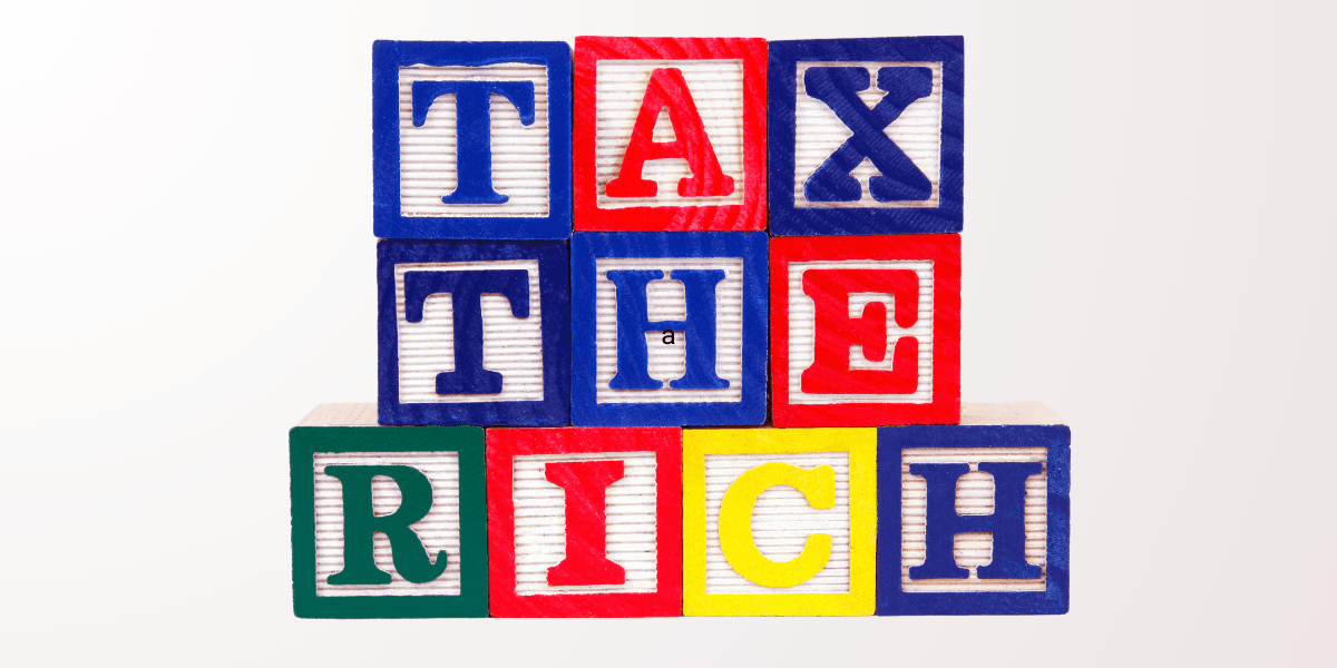 Klossar som bildar orden "Tax the rich"