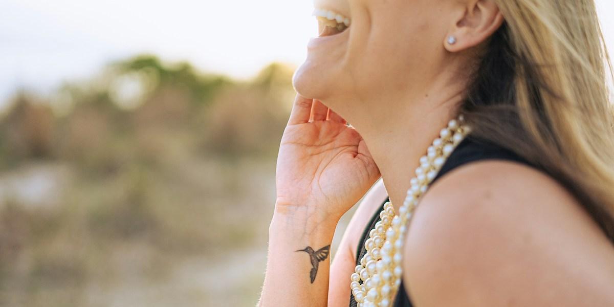 Bild på en glad kvinna. De med hög inkomst lever längre enligt ny forskning.