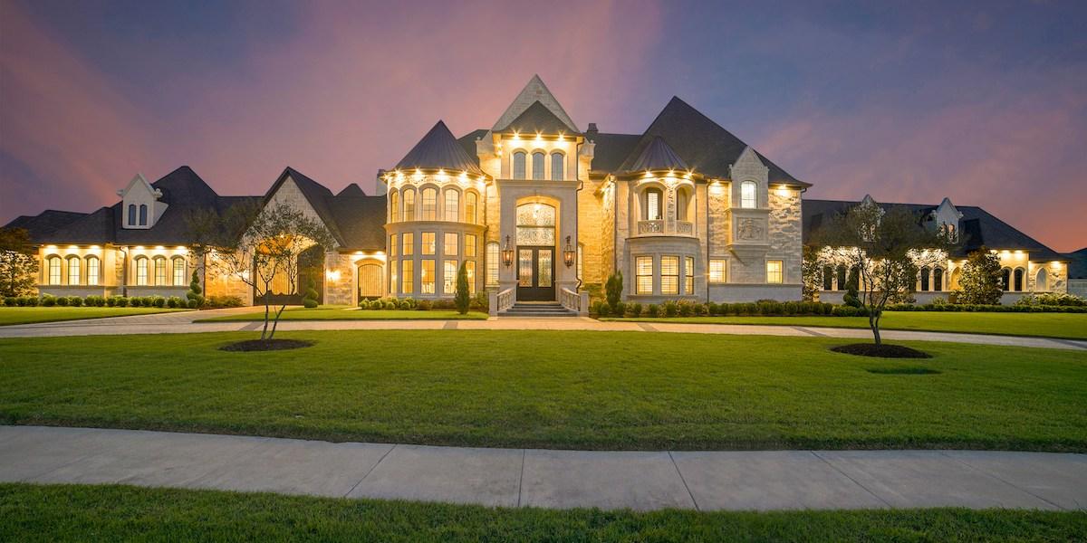 Bild på ett stort hus. Lyxbostäder finns till salu och väntar på en ny ägare.