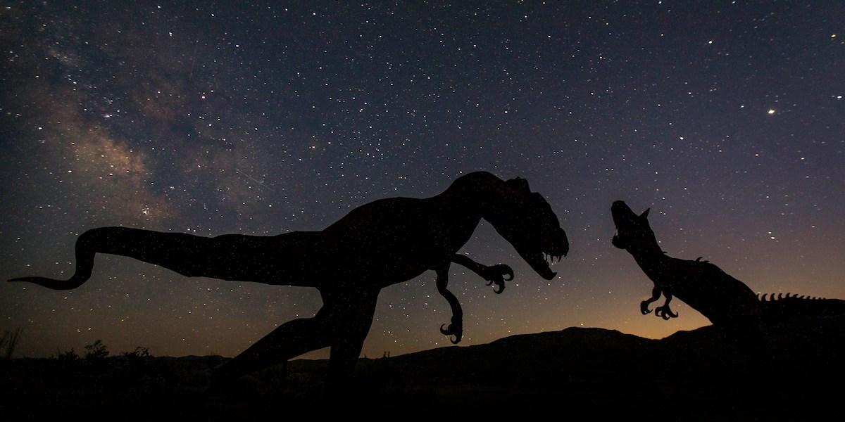 En dinosaurie som pratar med en annan dinosaurie.