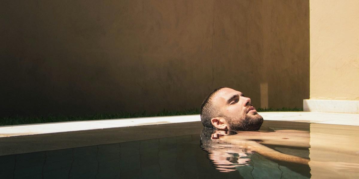 Bild på en man som badar kallt. En ny trend.