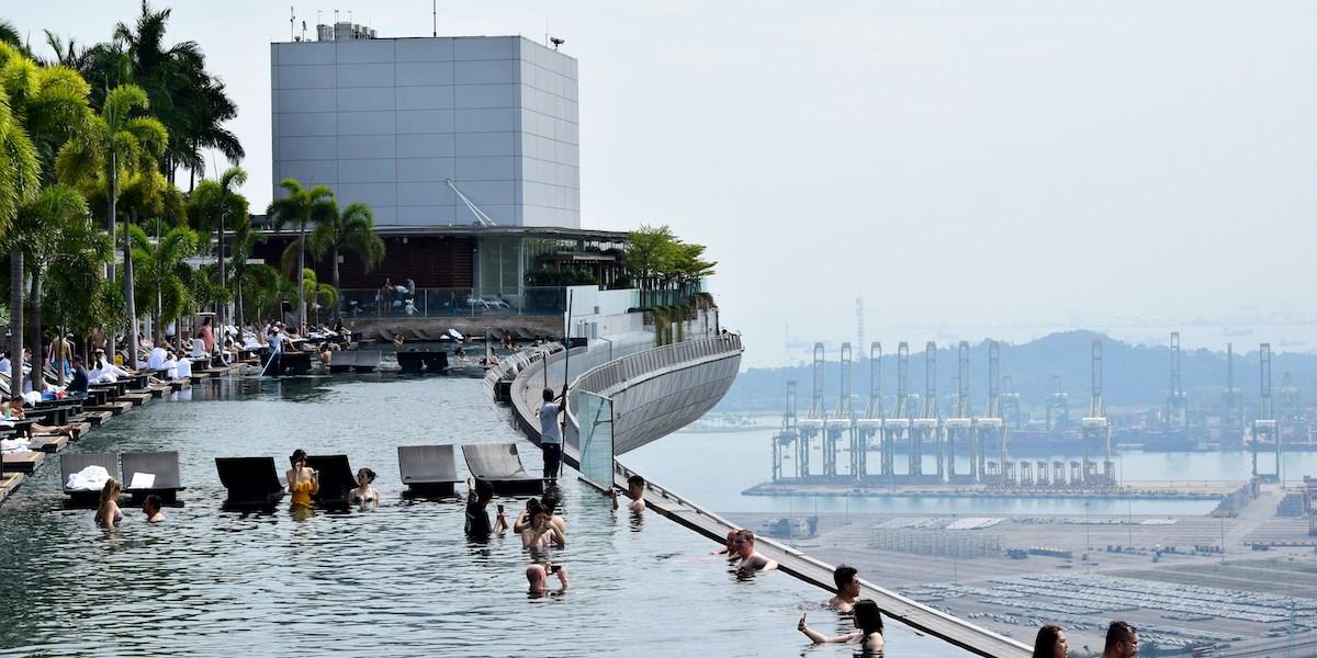 En grupp turister badar och tar selfies.