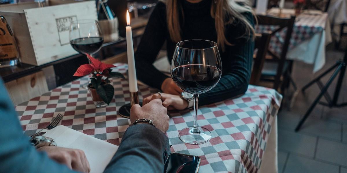 Ett par på dejt i troligtvis Italien. Svenskarna dejtar helst i bland annat i Italien på sin semester.