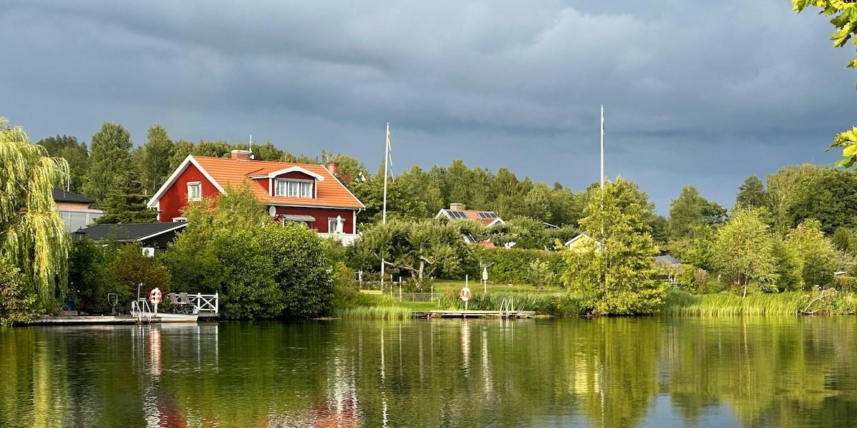 Bild på en sommarstuga.