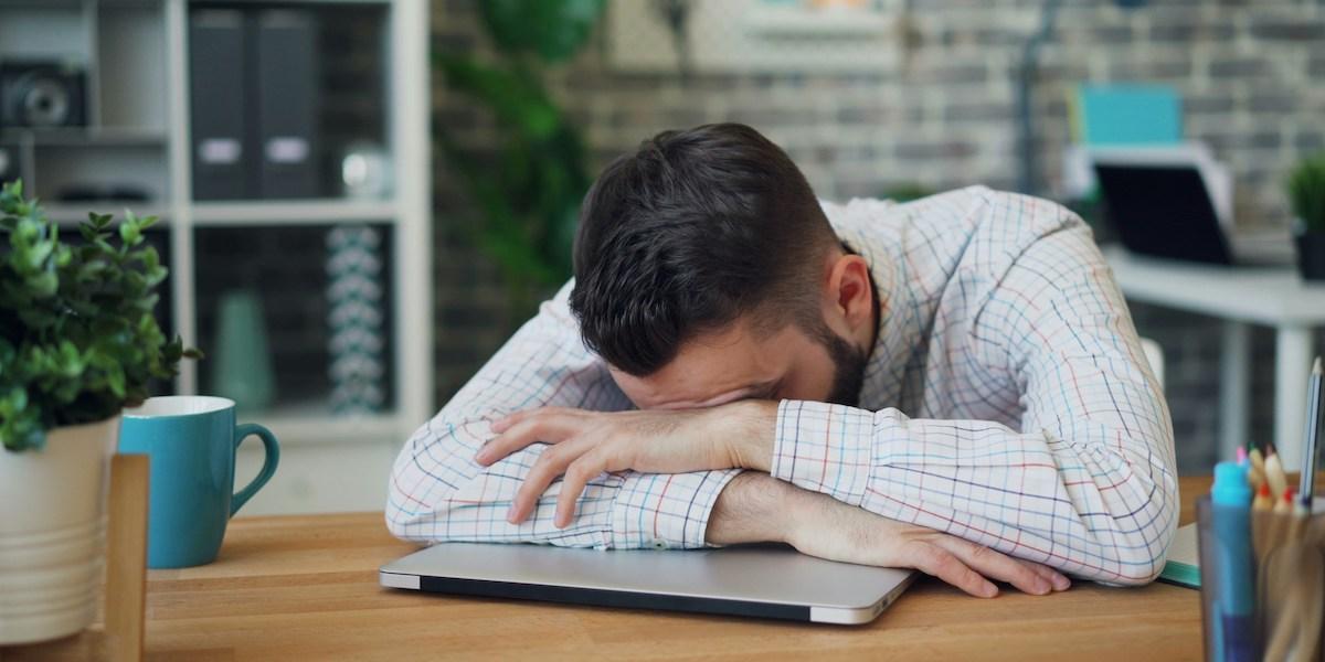 Bild på en man som är trött och känner stress.