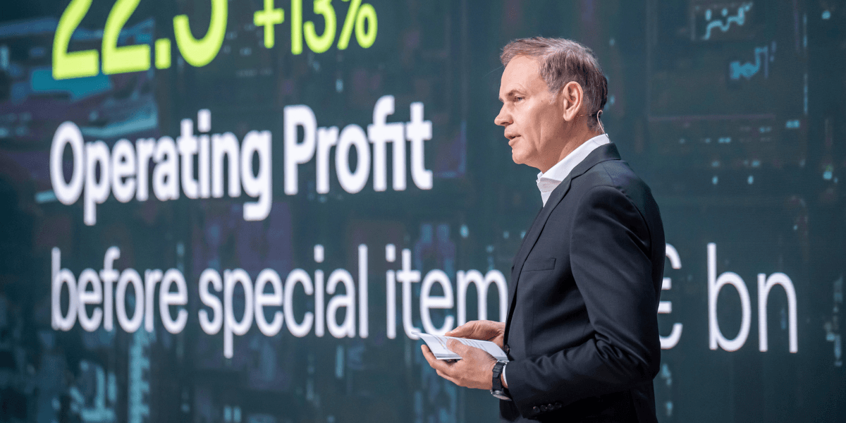 Facket godkänner inte nedläggningar av fabriker, då säger vd:n att de får hosta upp pengarna. (Foto: Michael Kappeler/TT)