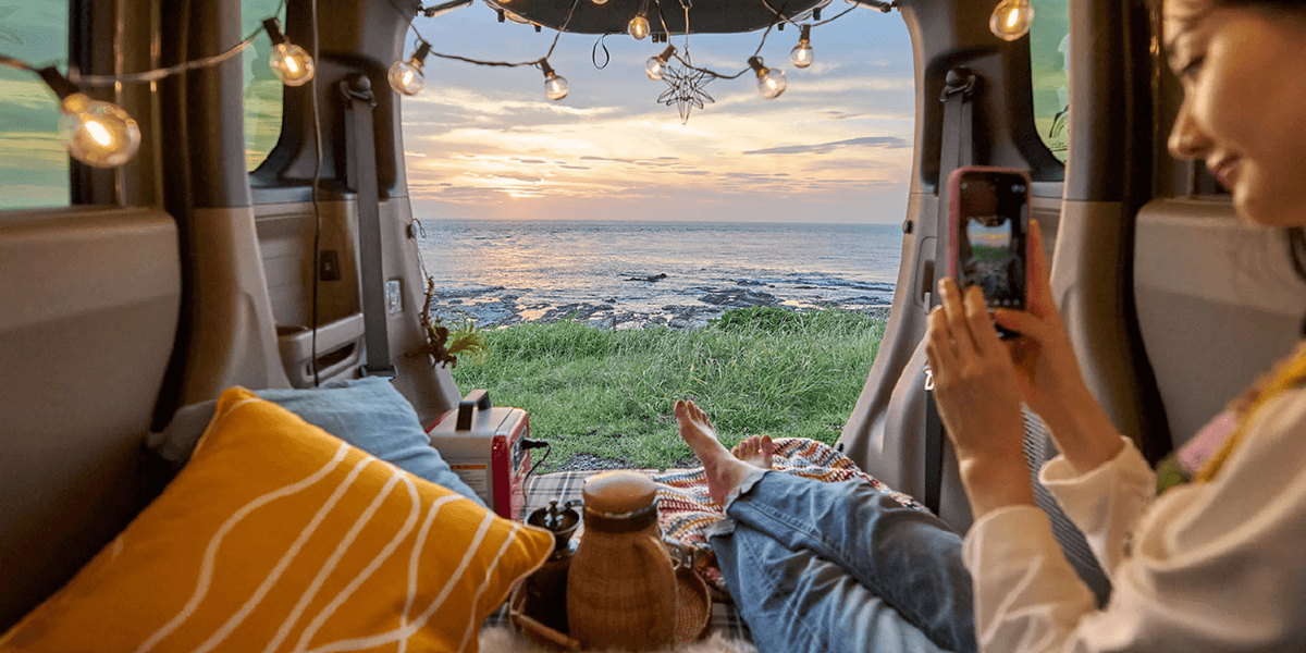 En mysig liten bil som lätt blir en sovplats. Tänk att vakna upp på en strand, i en skog eller en parkering. Du får välja fritt. Eller okej, man får inte campa på en parkering. (Foto: Honda)