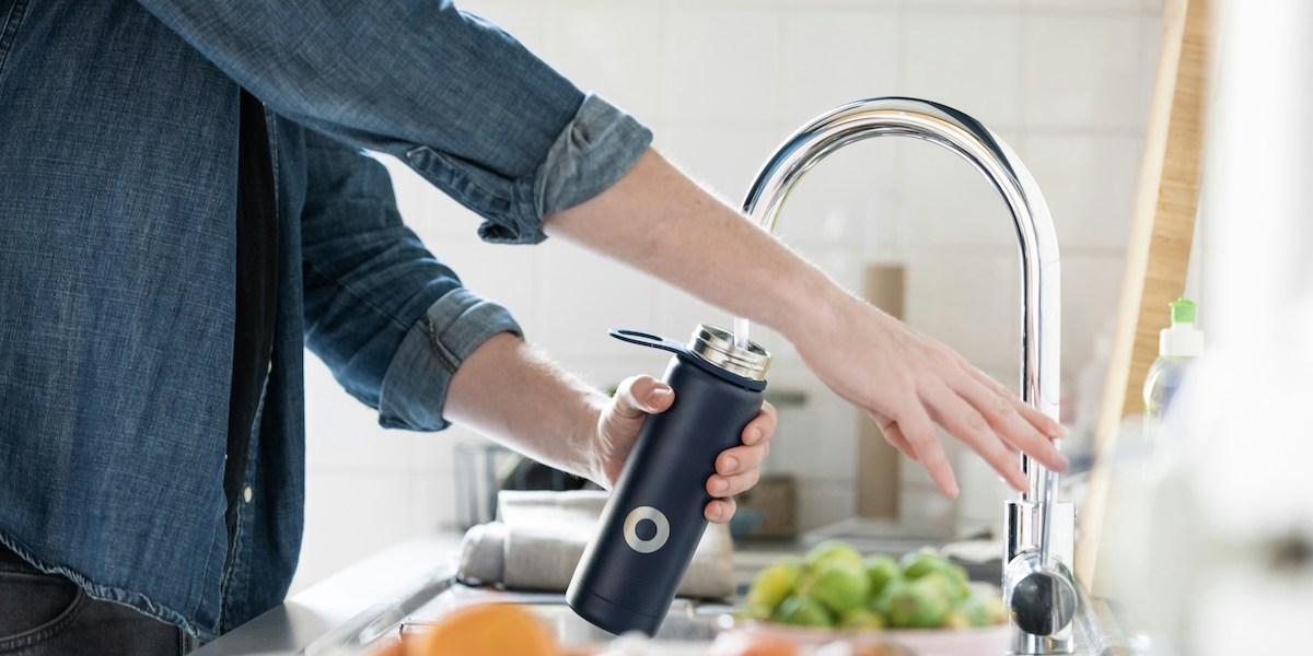 Vattenflaskan dricka vatten