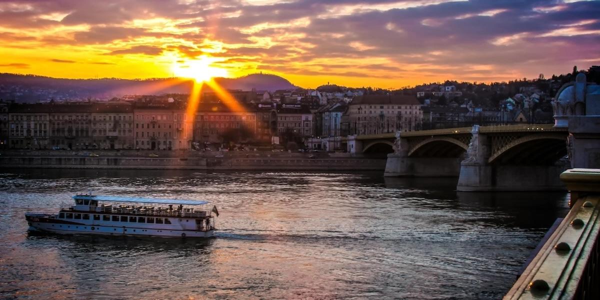 Upplev något nytt innan jul. Ta en flodkryssning på en av Europas floder, och besök julmarknader i städer som Budapest.