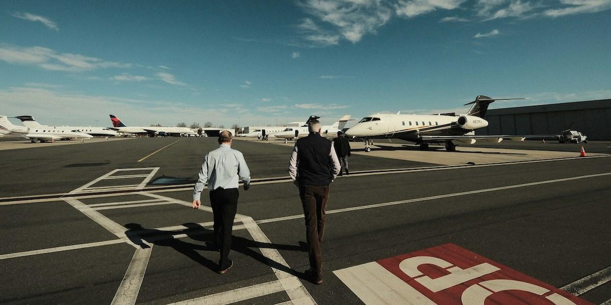 Är en person rik om den kan resa utomlands när den vill?