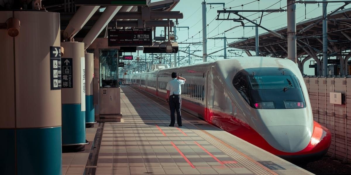 Shinkansen snabbtåg är ett snabbt och bra sätt att se Japan.