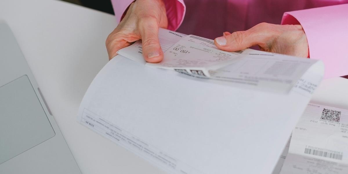 En rad personer misstänks för penningtvätt genom falska fakturor som rör BDX.