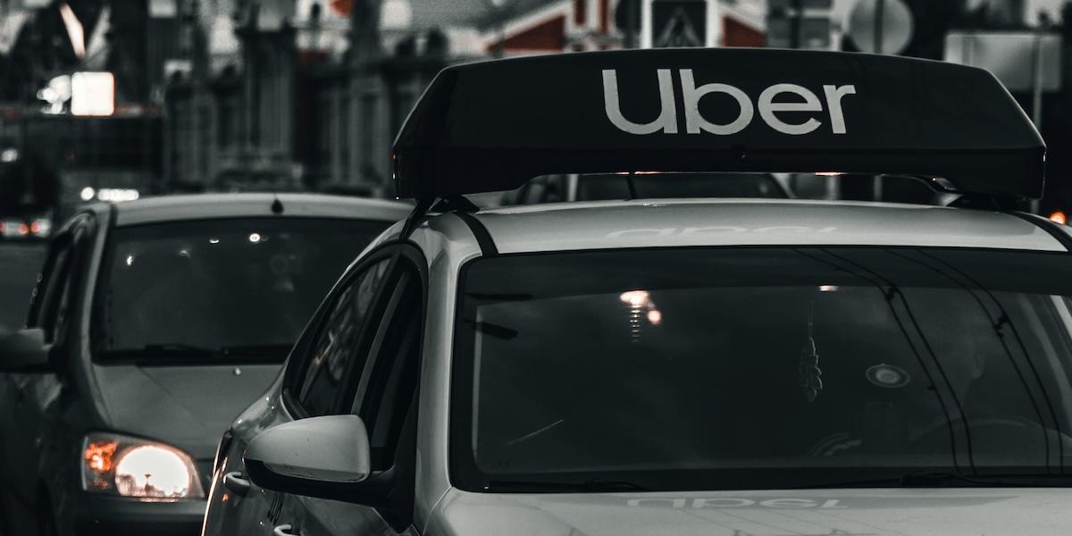 Förarlösa taxibilar blir tillgängliga via Uber och Lyft redan 2025.