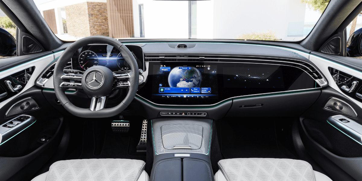Skärmar, skärmar och skärmar. Det blev fler och fler i bilarna och nu verkar det som att skärmarna borde försvinna. (Foto: Mercedes)