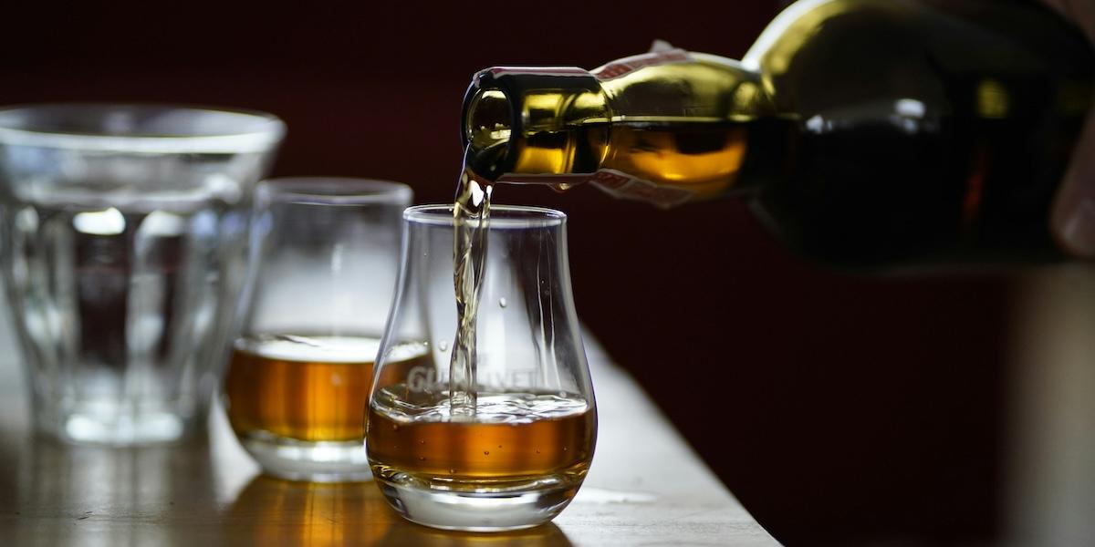 När du tänker whisky kanske du tänker på de klassiska märkena, men det finns några dolda pärlor på Systembolagets hylla som verkligen är värda att upptäcka. (Foto: Unsplash)