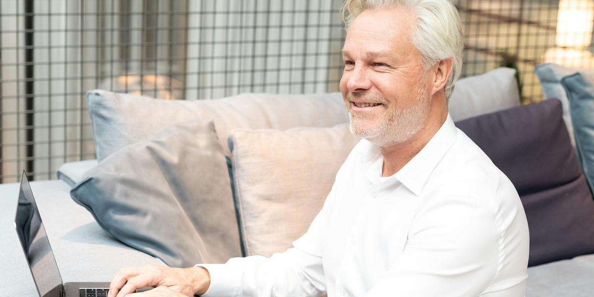 En grafisk frilansare som klarar sig på 8000 i månaden och värderar sin tid som rikedom – mannen på bilden är dock inte han. (Foto:Unsplash)