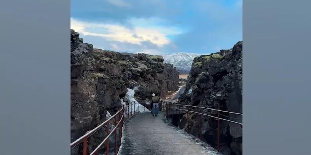Brooke Coleman går mellan två tektoniska plattor på Island.