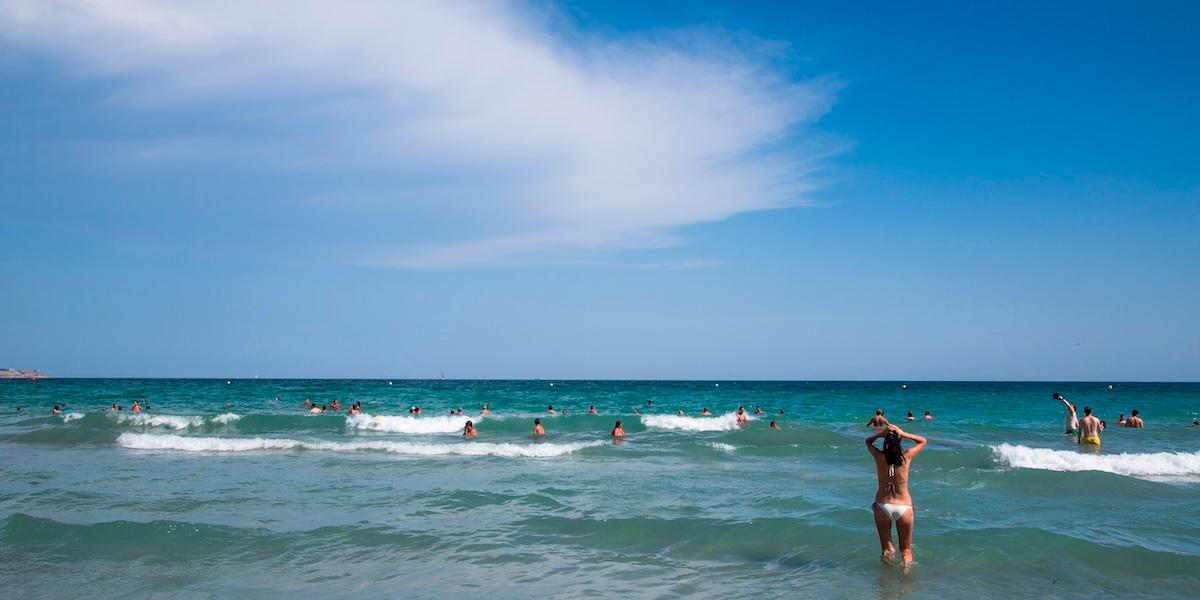 Alicante är ett av svenskarnas mest populära weekendresmål till påsk 2025 – med solsäker kust, tapas och charmiga gränder nära till hands. (Foto: Momondo)