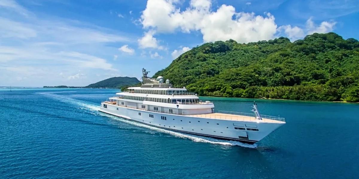 Rising Sun är en av många superyachter som ägs av kändisar.