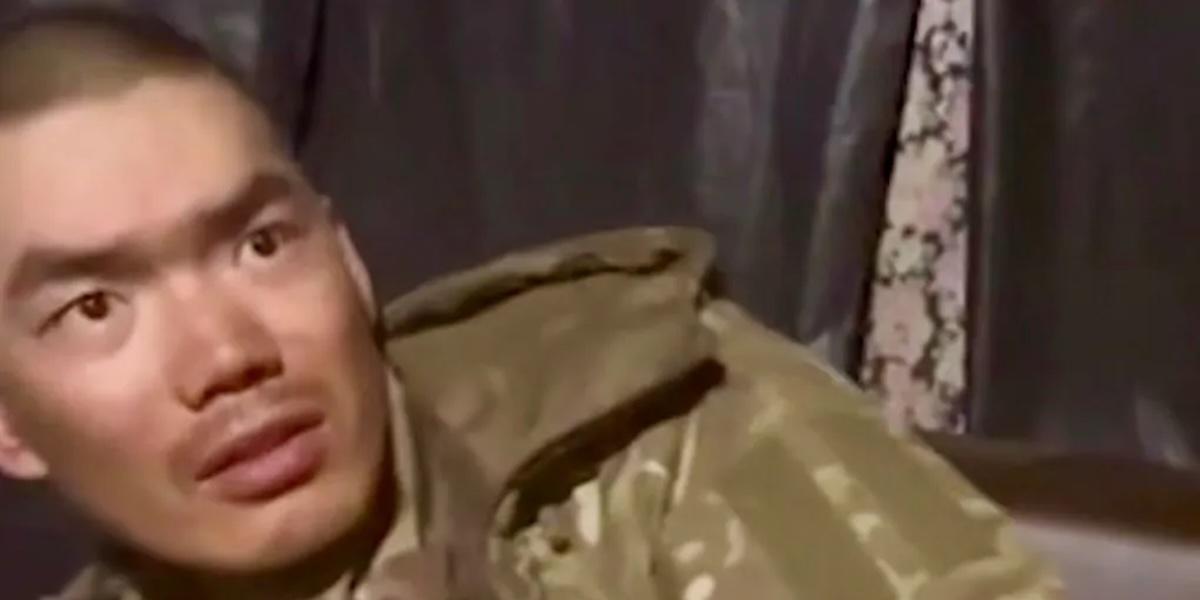 Kinesiska soldater krigar i Ukraina enligt president Zelenskyj. På bilden syns en av två kinesiska soldater som har tillfångatagits i Ukraina.