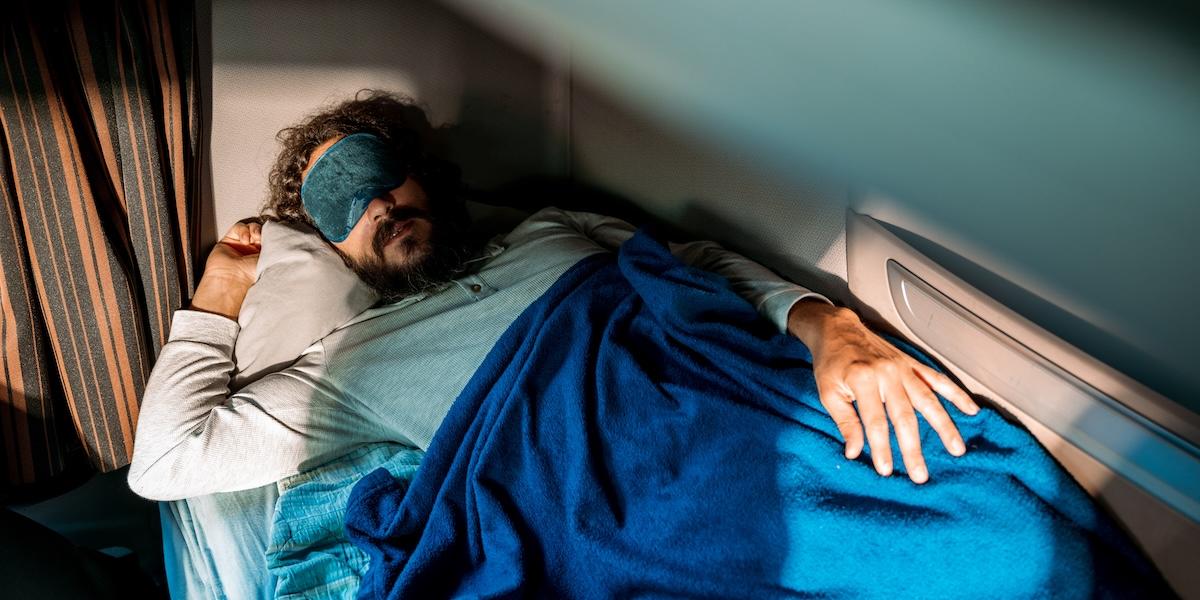 Många svenskar packar mer än bara passet. Kudden, sovmasken och ibland till och med gosedjuret får följa med för att säkra god sömn på resan. (Foto: Momondo)