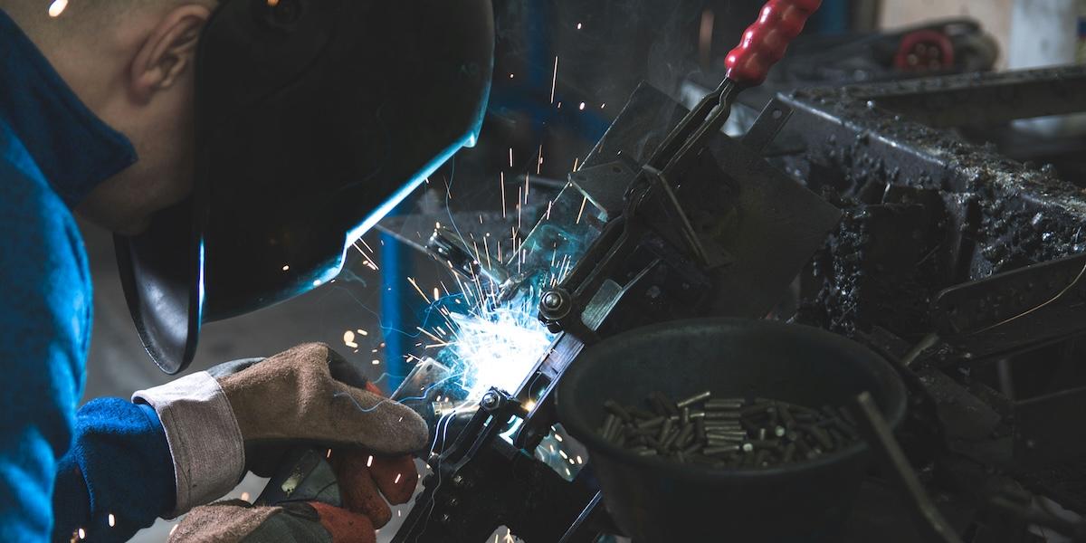 Svetsare är ett av flera bristyrken inom industrin. Trots goda chanser till jobb är utbildningsplatserna få – och många företag har svårt att hitta rätt kompetens.(Foto: Unsplash)