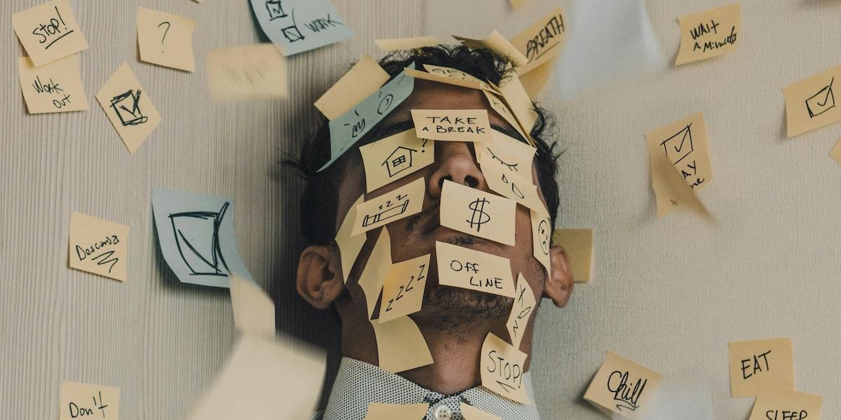 När allt känns överklistrat och överväldigande – finns det enligt experten ändå en ljusglimt mitt i kaoset. (Foto: Unsplash)