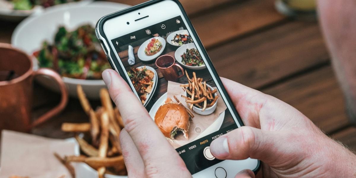 "Ursäkta, jag ska bara kolla en grej". Mobilen har blivit en vanlig gäst vid bordet, men kan uppfattas som som oartigt – särskilt i sällskap. (Foto: Unsplash)