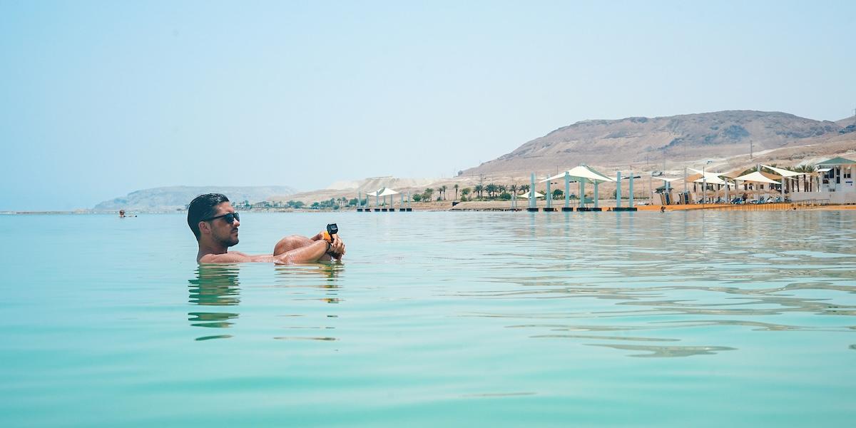 Tomt konto stoppar inte unga från att boka semester. (Foto: Unsplash)