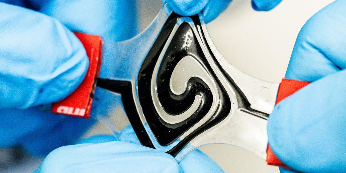 Ett flytande batteri utvecklat vid Linköpings Universitet kan revolutionera framtidens uppkopplade prylar.