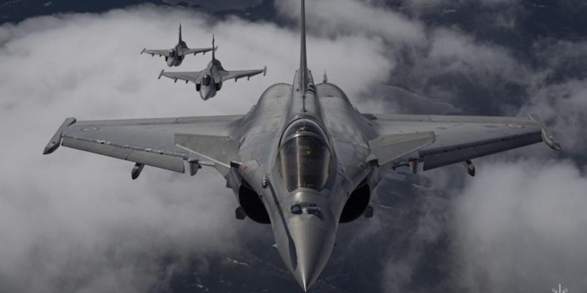 Franska Rafale-stridsflygplan och svenska Gripen övar tillsammans i norra Sverige.