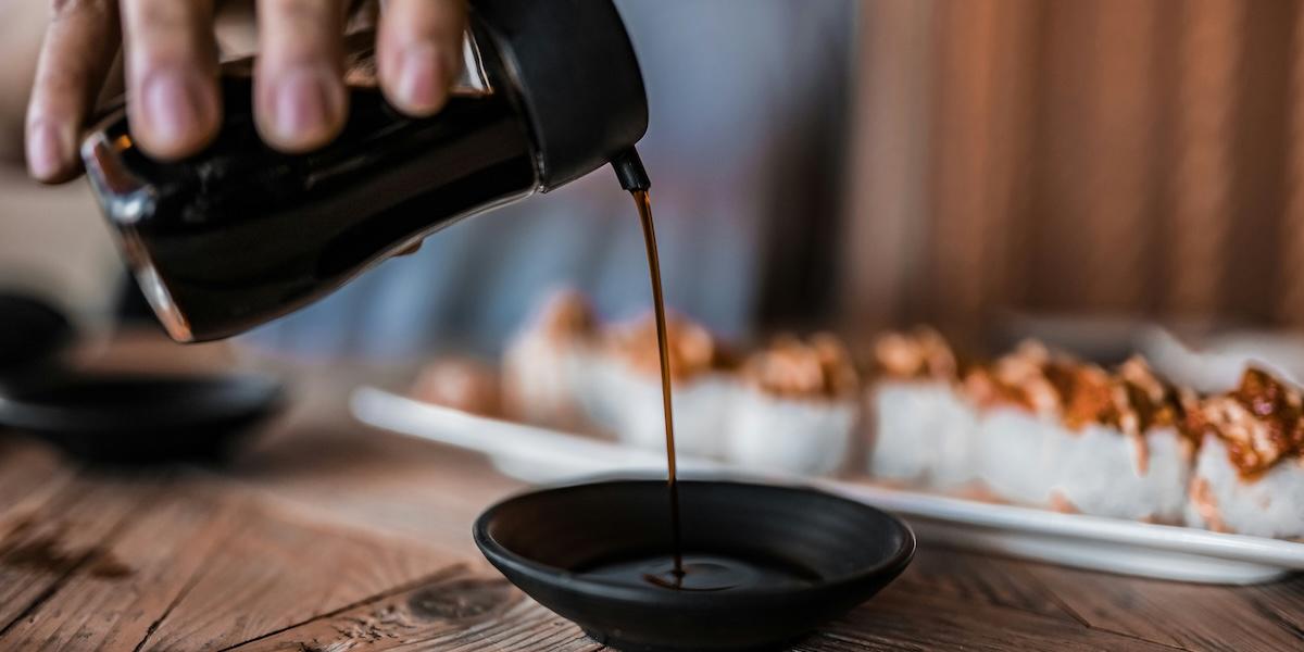 Japansk och kinesisk soja ser lika ut men skiljer sig tydligt i smak, färg och användningsområde. (Foto: Unsplash)