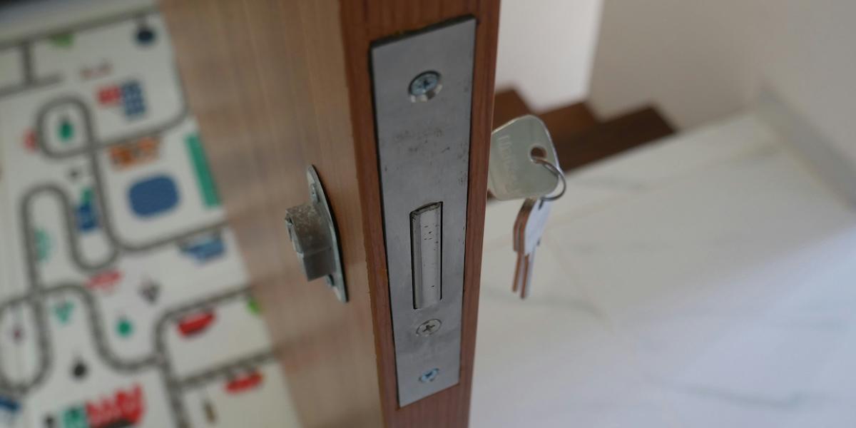 Efter rånvågen mot kryptomiljonärer har Peter förstärkt sitt hus med nya fönster, lås och säkerhetshaspar för över 200 000 kronor.