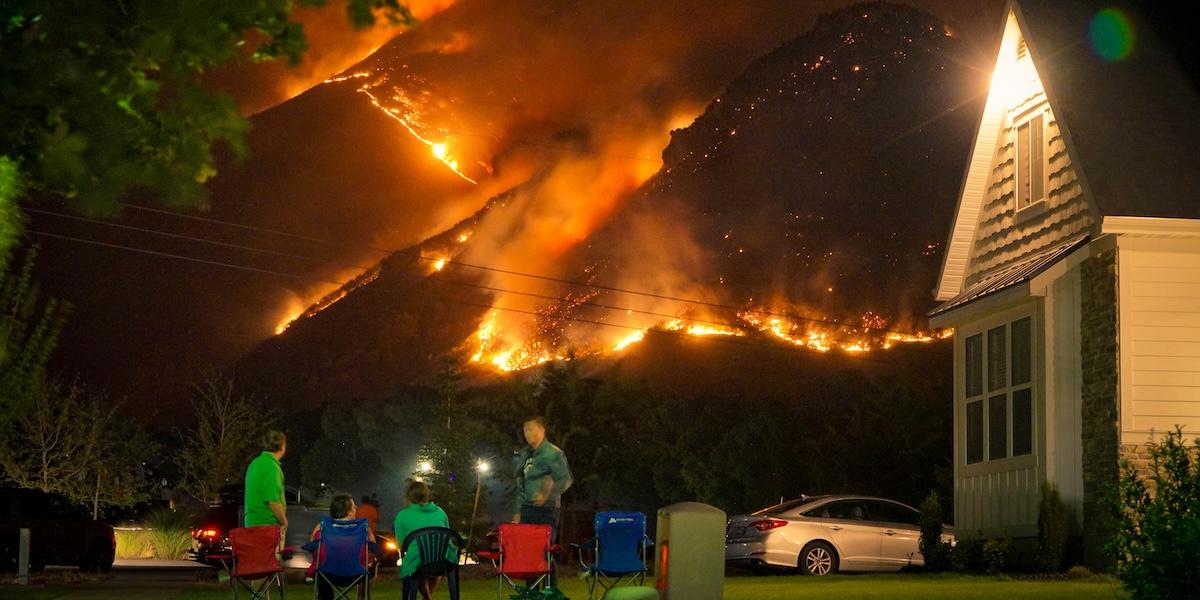 En familj ser på när lågorna närmar sig, i flera regioner har försäkringsskyddet blivit otillgängligt eller orimligt dyrt. Utvecklingen väcker oro för en ny finanskris.