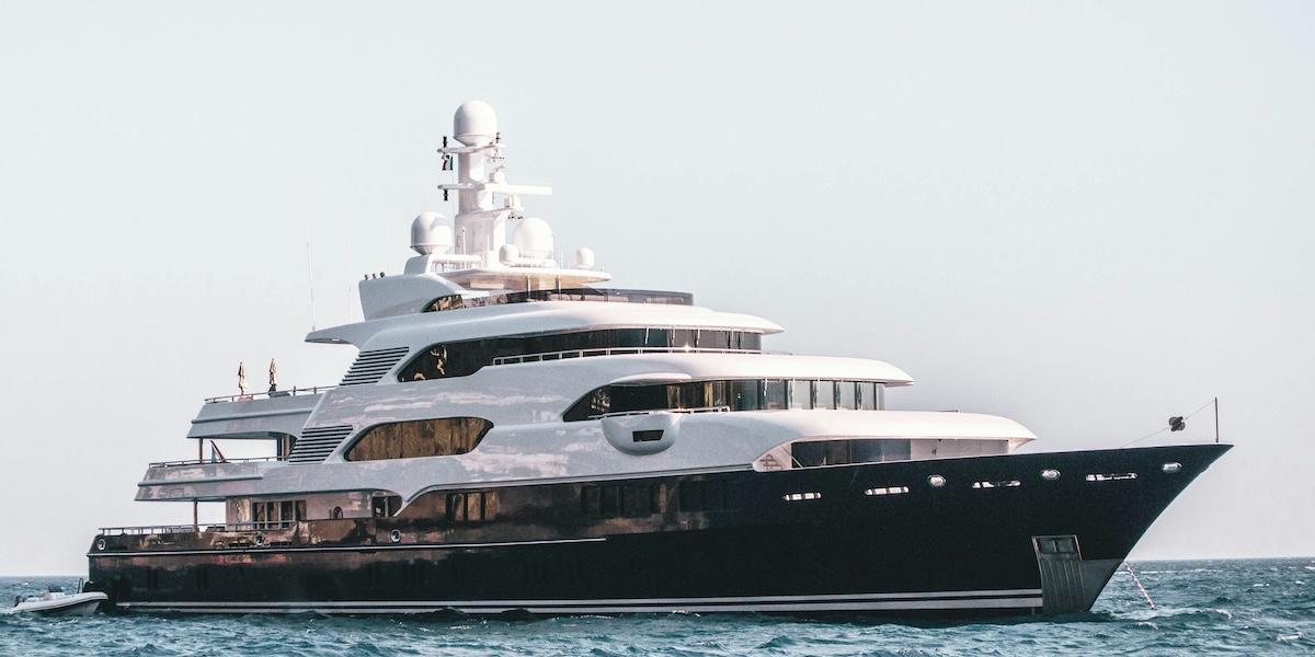 En lyxyacht kring Amalfikusten. Nu vill fler svenskar följa efter, men helst utanför Sveriges gränser.