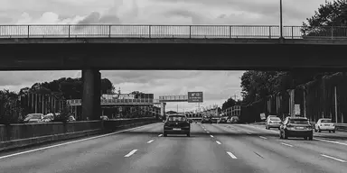 Var försiktig på Autobahn. (Foto: Jennifer Latuperisa-Andresen, Unsplash)