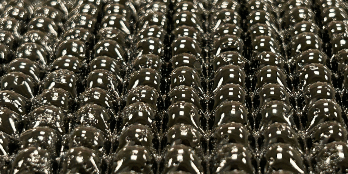 Forskare från MIT har utvecklat en hydrogel som ser ut som bubbelplast men kan rädda liv genom att omvandla luftfuktighet till dricksvatten.