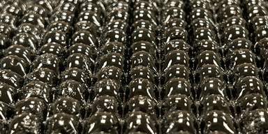 Forskare från MIT har utvecklat en hydrogel som ser ut som bubbelplast men kan rädda liv genom att omvandla luftfuktighet till dricksvatten.