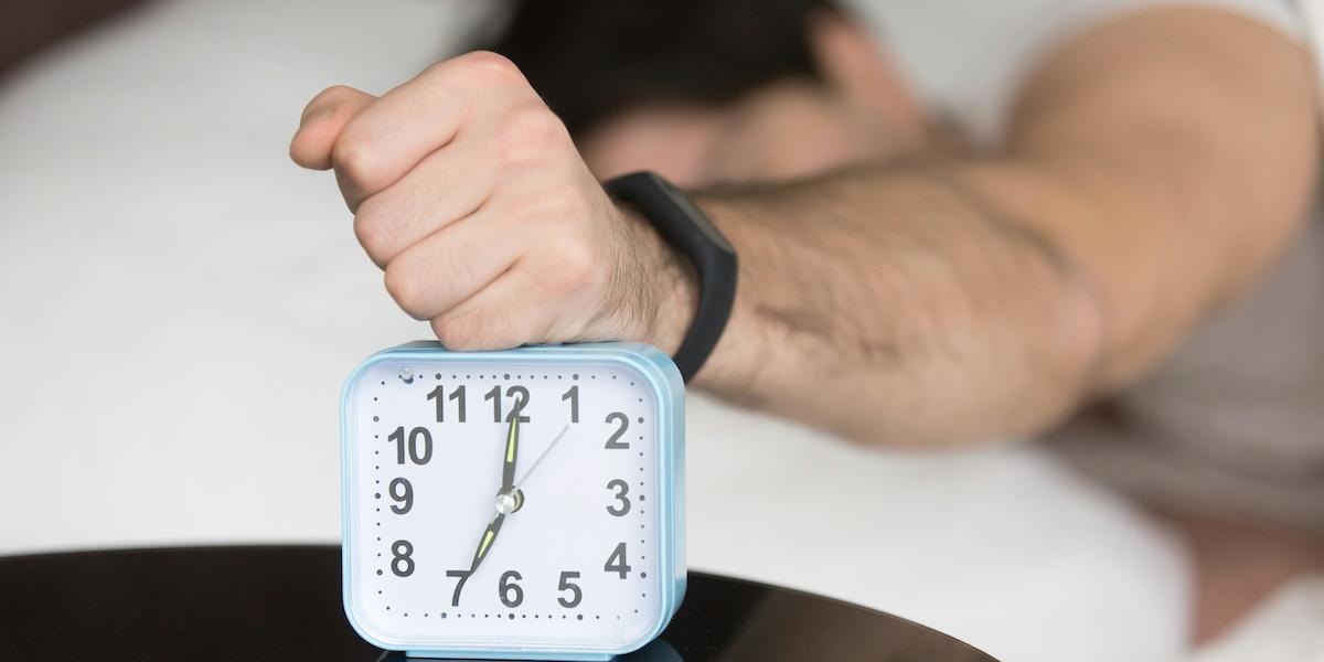 Att lägga sig tidigare på kvällen kan öka den fysiska aktiviteten dagen efter, visar ny forskning om sömnvanor och hälsa.