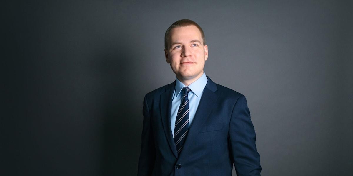 Finske politikern Eemeli Peltonen har hittats död i Helsingfors riksdag i ett uppenbart självmord.