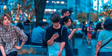 Japanska ungdomar spenderar över fem timmar om dagen online. Nu diskuteras en ny skärmtidsgräns för smartphones i en stad.