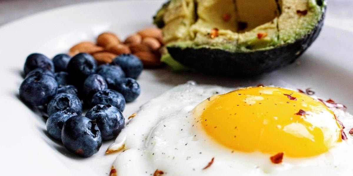 Det finns några dieter att följa för att få kilona att rasa på ett mer naturligt sätt.