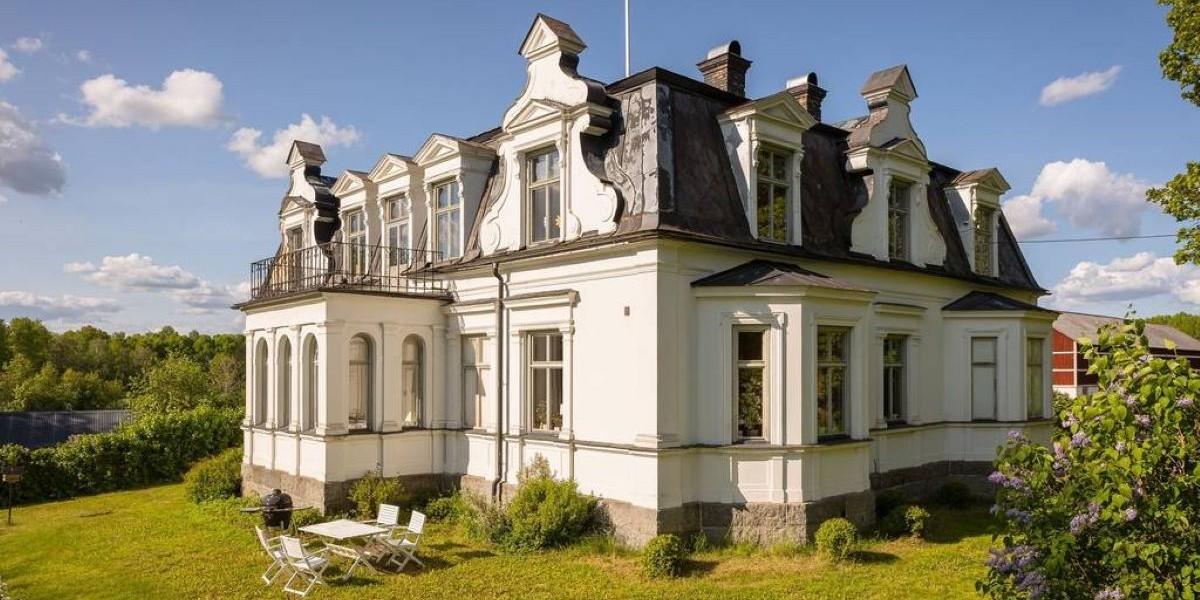 Slottsliknande herrgård nära Uppsala till salu