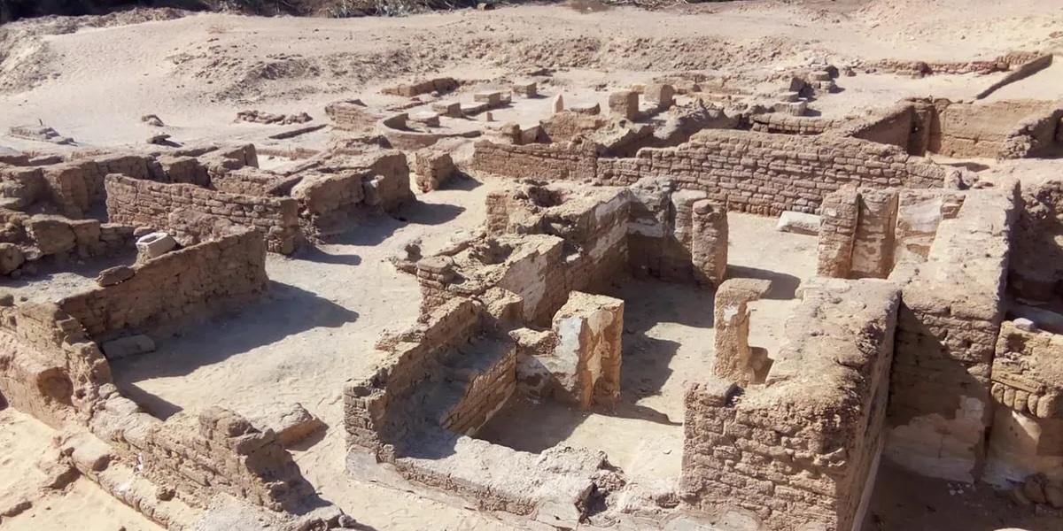 Arkeologer har hittat en hemlig kristen bosättning vid Kharga Oasis i Egypten.