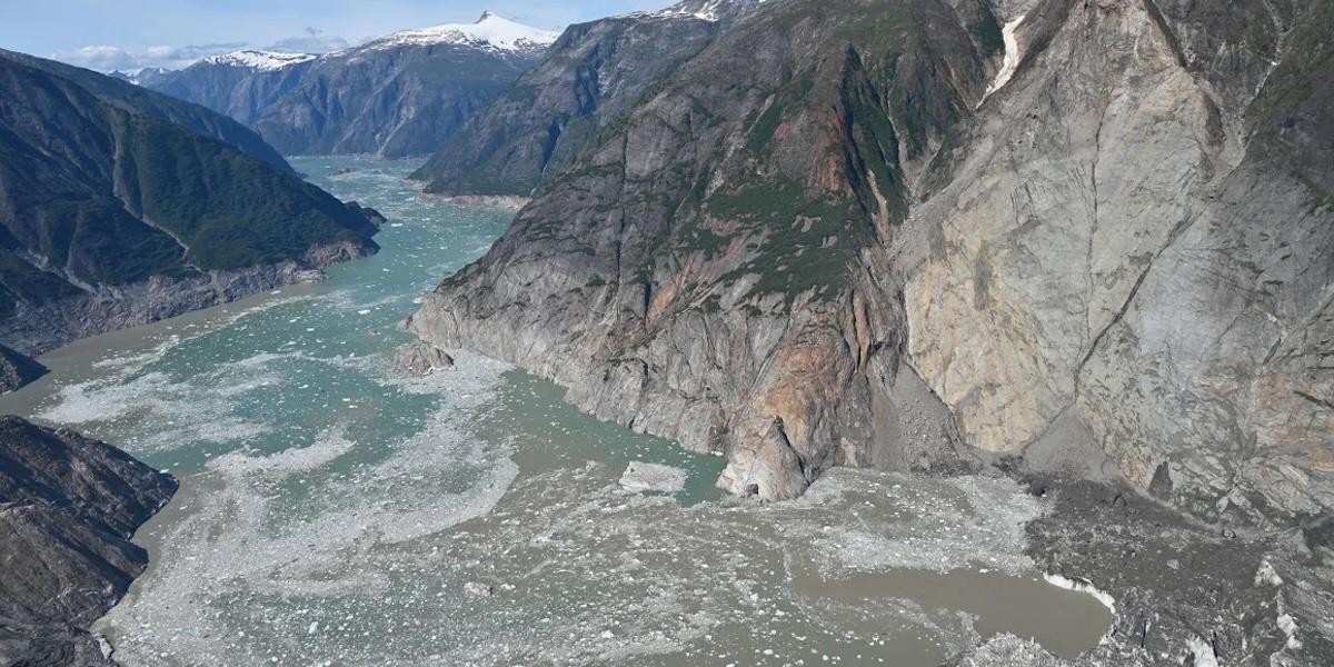 Bilden visar Tracy Arm-fjorden efter jordskredet och tsunamin i augusti.