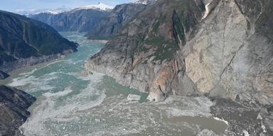 Bilden visar Tracy Arm-fjorden efter jordskredet och tsunamin i augusti.