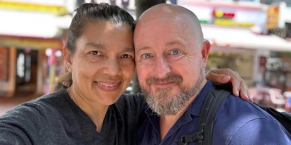 Alex och Noki Trias trivs bra i Portugal och sparar stora summor genom att bo i landet.