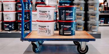 Det stormar kring danska Flügger sedan färgjätten fortatt att sälja färg till Ryssland, trots sanktioner.