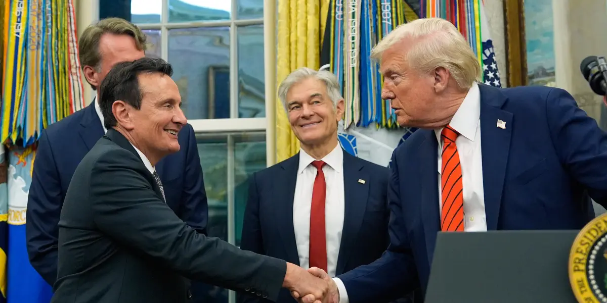 Utpressning eller affärer? Oavsett vilket så är en uppgörelse på plats mellan Vita huset och AstraZeneca. AstraZenecas vd Pascal Soriot skakar hand med Donald Trump. (Foto: Alex Brandon / AP / TT)