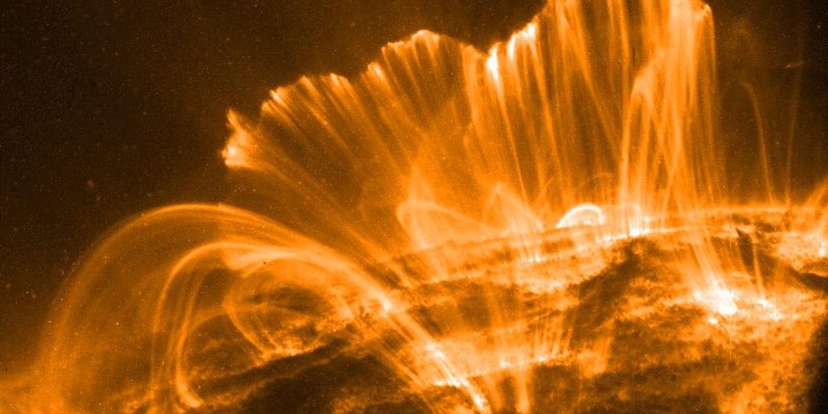 Coronal rain över solens yta, het plasma som faller längs magnetiska fältlinjer efter ett solutbrott.